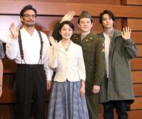 　手を振る（左から）山口馬木也、奈緒、ウエンツ瑛士、高野洸