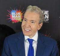 　「ブルーマングループ２０２５新宿公演」にゲスト観客で登場したデーブ・スペクター