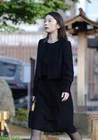 　弔問に訪れた小池栄子（撮影・西岡正）