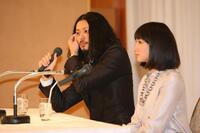 　２００７年１２月、終始照れながら会見するオダギリジョー（手前は香椎由宇）