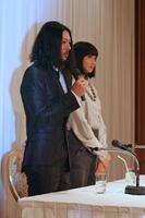 　２００７年１２月、結婚会見を開いたオダギリジョー（左）と香椎由宇