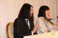 　２００７年１２月、結婚会見で互いの名前を呼び合ってと言われ「カンベンして下さい」と照れるオダギリジョー