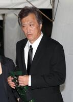 　弔問を終え、引き揚げる大鶴義丹（撮影・西岡正）