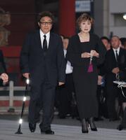 　並んで弔問に訪れたコロッケ（左）と小林幸子（撮影・西岡正）