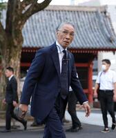 　弔問を終えて引き揚げる堺正章（撮影・西岡正）