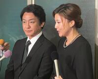 　川村龍夫会長を偲ぶ片岡愛之助（左）と藤原紀香
