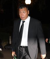 　弔問を終えて引き揚げる小川直也（撮影・西岡正）