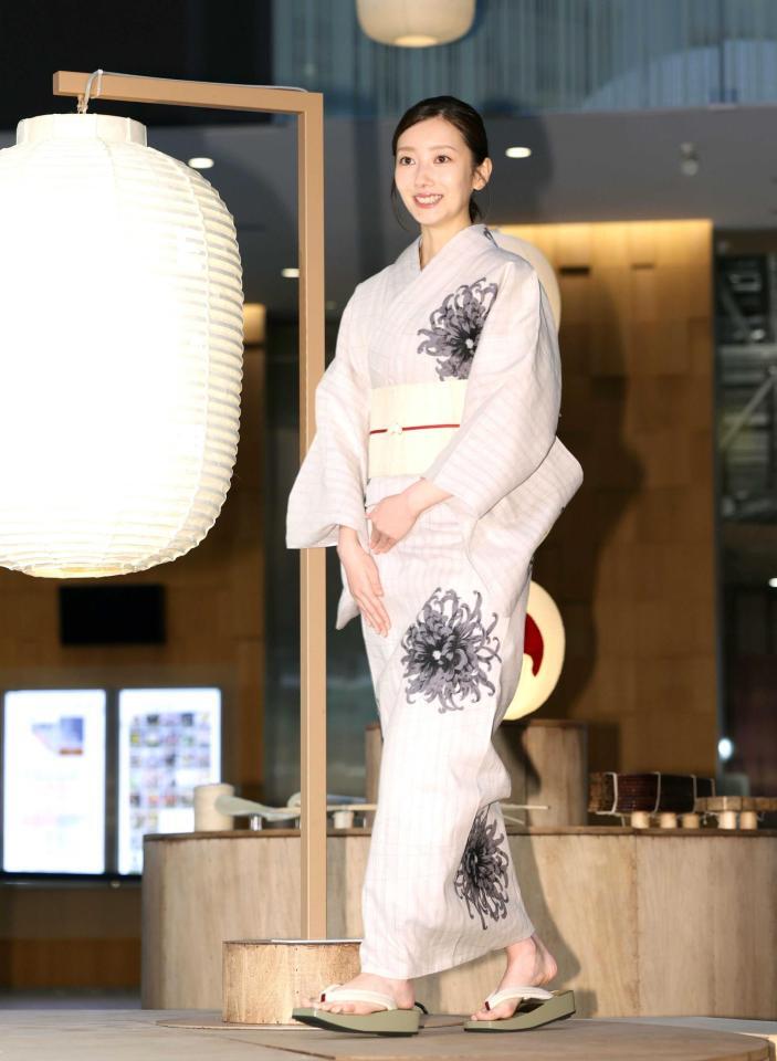 　浴衣姿で登壇した波瑠（撮影・吉澤敬太）