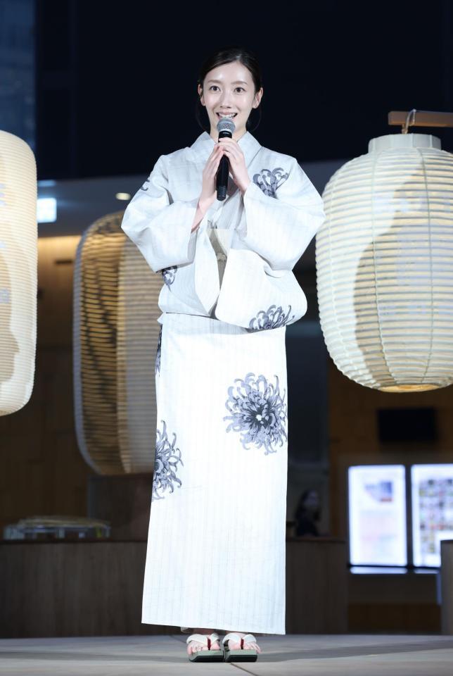 　浴衣姿で登壇した波瑠（撮影・吉澤敬太）