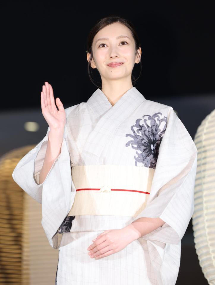 　浴衣姿で手を振る波瑠（撮影・吉澤敬太）