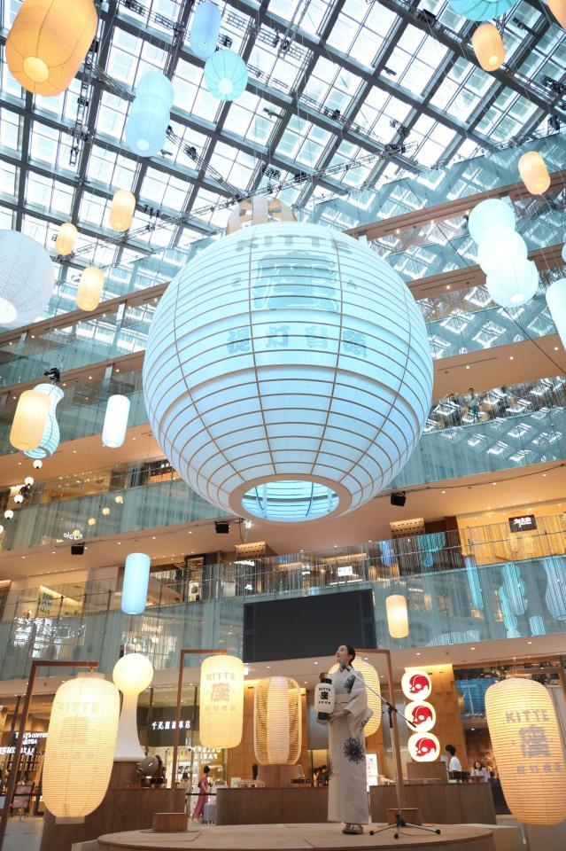 　色とりどりの提灯を見上げる波瑠（撮影・吉澤敬太）