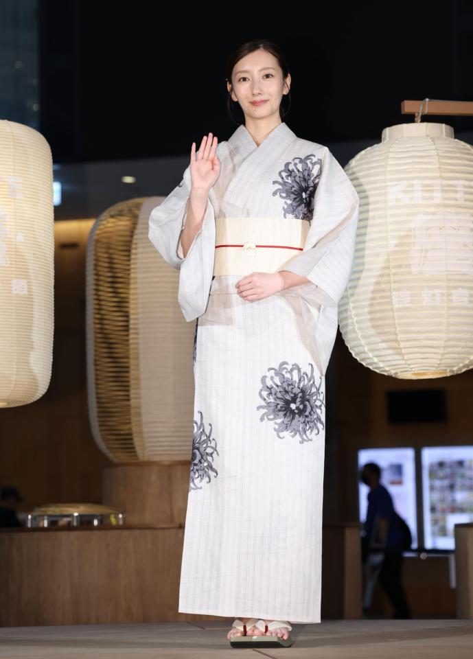 　浴衣姿で手を振る波瑠（撮影・吉澤敬太）