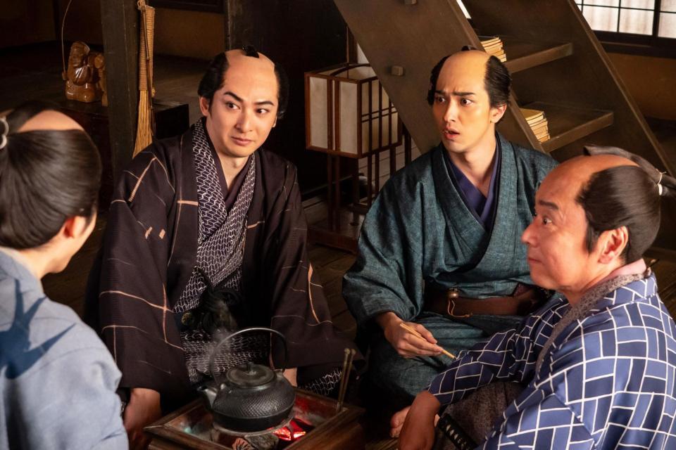 　北尾政演（山東京伝）を好演する古川雄大と蔦屋重三郎役の横浜流星（右）