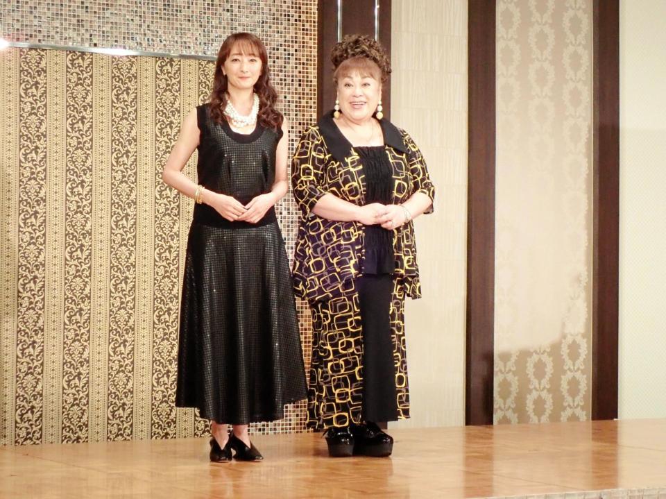 　「バクダッド・カフェ」の製作発表記者会見に出席した（左から）花總まり、森公美子