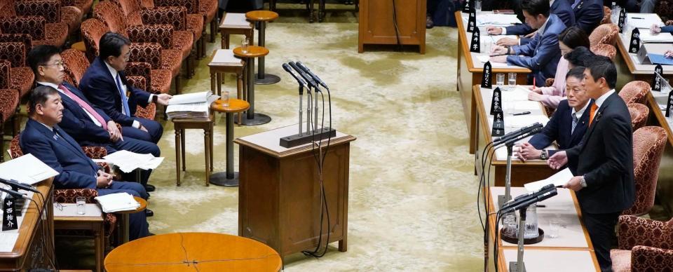 　参院予算委の集中審議で、石破首相（左手前）に質問する参政党の神谷代表（右手前）