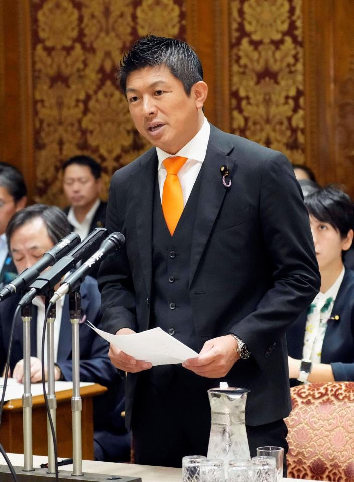 　参院予算委の集中審議で質問する参政党の神谷代表