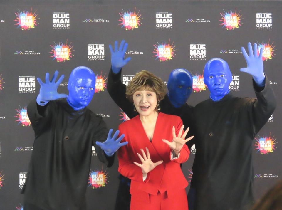 　「ブルーマングループ２０２５新宿公演」に登場した小林幸子とブルーマン