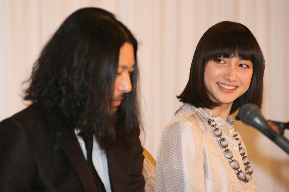 　２００７年１２月、結婚会見を開いた香椎由宇とオダギリジョー