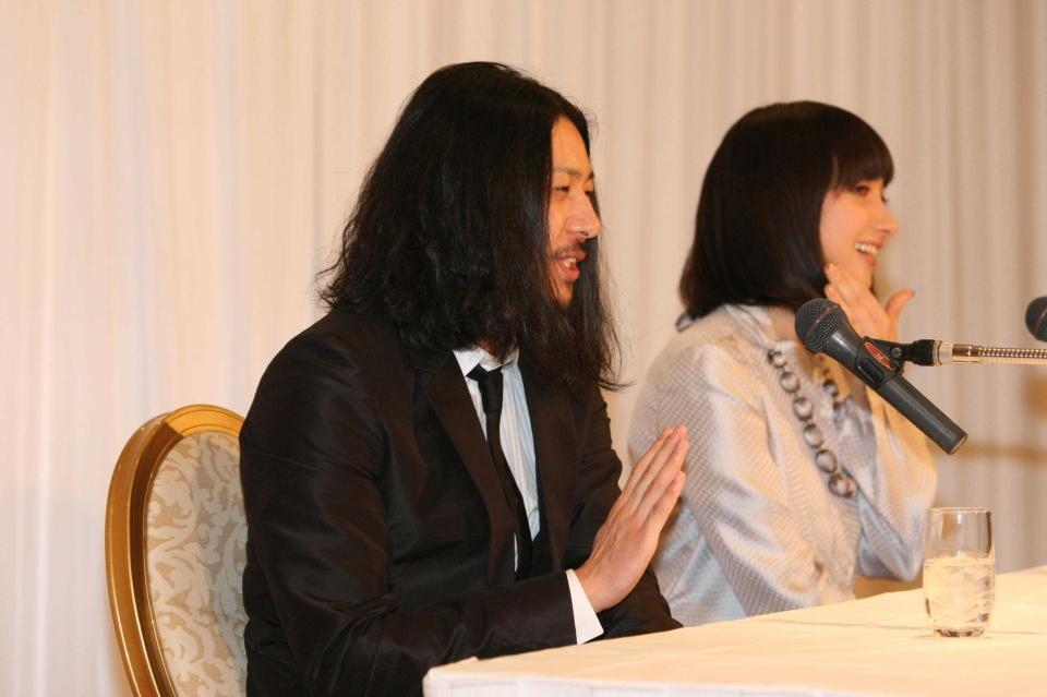 　２００７年１２月、結婚会見で互いの名前を呼び合ってと言われ「カンベンして下さい」と照れるオダギリジョー