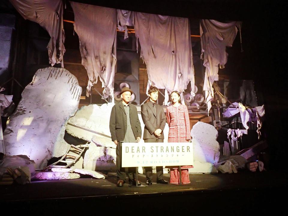 　廃墟となる丸の内ＴＯＥＩで「Ｄｅａｒ　Ｓｔｒａｎｇｅｒ／ディア・ストレンジャー」の完成報告会見を行った（左から）真利子哲也監督、西島秀俊、グイ・ルンメイ