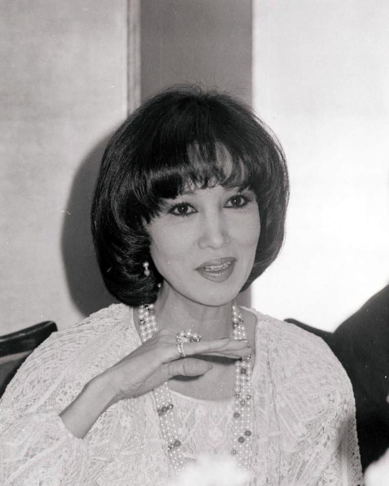 　映画「鹿鳴館」の試写会で取材に応じる浅丘ルリ子＝新阪急ホテル、１９８６年撮影