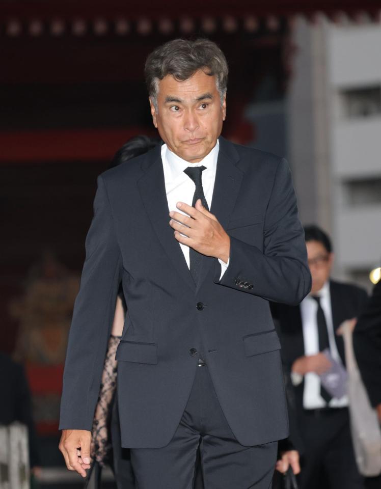 　弔問に訪れた石原良純（撮影・西岡正）