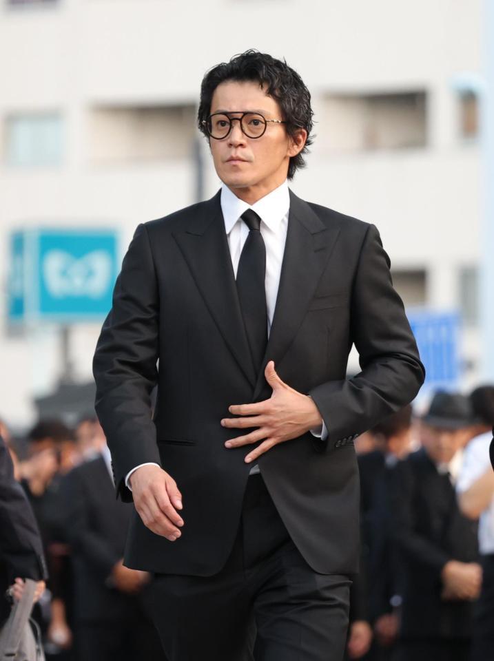 　弔問に訪れた小栗旬（撮影・西岡正）