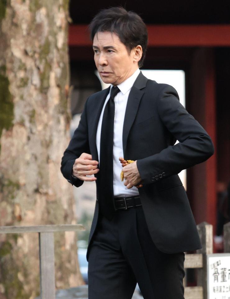 　弔問に訪れた郷ひろみ（撮影・西岡正）