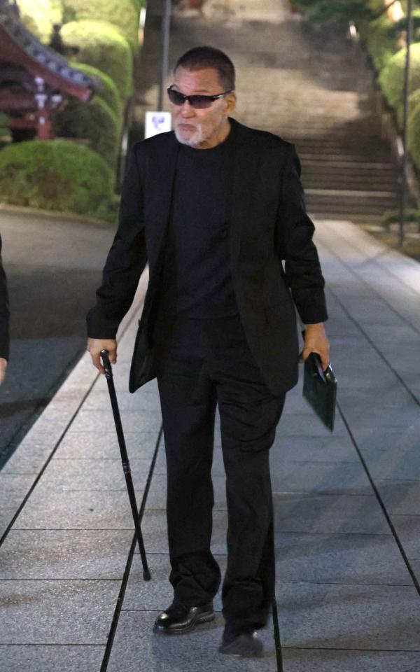 　弔問を終えて引き揚げる蝶野正洋（撮影・西岡正）