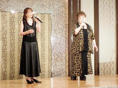 　「バクダッド・カフェ」の製作発表記者会見で「コーリング・ユー」を歌唱する花總まり（左）と森公美子