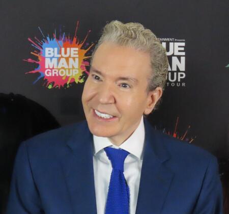 　「ブルーマングループ２０２５新宿公演」にゲスト観客で登場したデーブ・スペクター