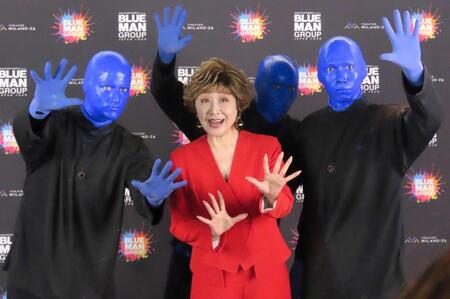 　ブルーマンと並ぶ小林幸子（中央）