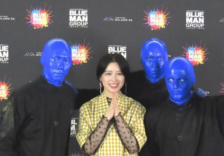 　「ブルーマングループ２０２５新宿公演」にゲスト観客で登場したアンジュルム・平山遊季（中央）