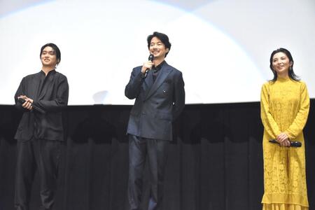 　舞台あいさつを行った（左から）奥平大兼、竹野内豊、田中麗奈