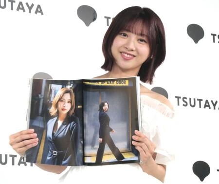 　お気に入りカットを笑顔でアピールする富田鈴花