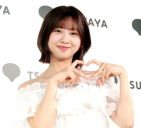 　ポーズを決めて撮影に応じた富田鈴花