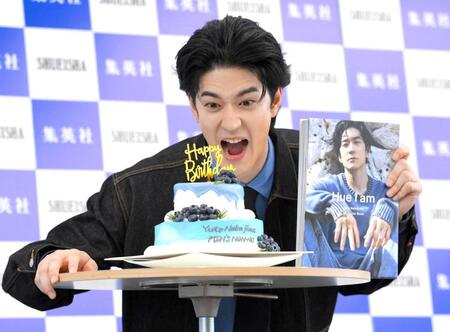 　誕生日ケーキにかぶりつこうとする中島裕翔（撮影・伊藤笙子）