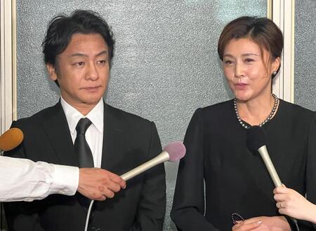 　川村龍夫会長を偲ぶ片岡愛之助（左）と藤原紀香