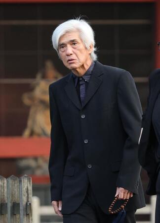 　弔問に訪れた佐藤浩市（撮影・西岡正）