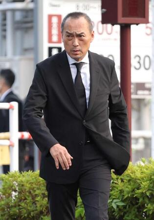 　弔問に訪れた渡辺謙