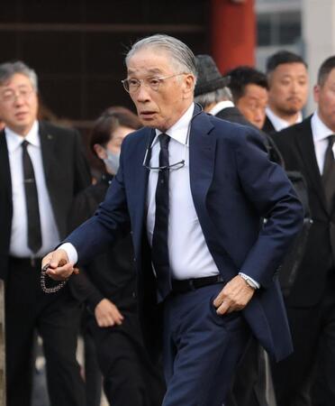 　弔問に訪れた堺正章（撮影・西岡正）