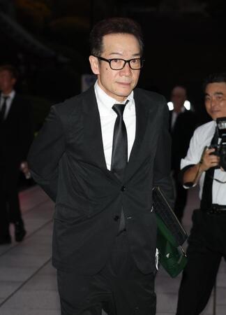 　弔問を終えて引き揚げる田原俊彦（撮影・西岡正）