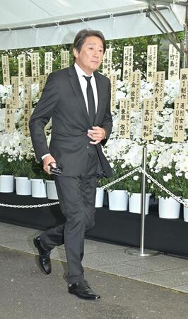 　告別式に参列する近藤真彦（撮影・持木克友）