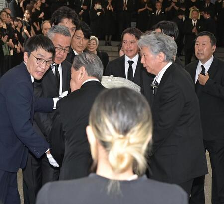 　会長の棺を持つ高橋克典（左から４人目）＝撮影・持木克友