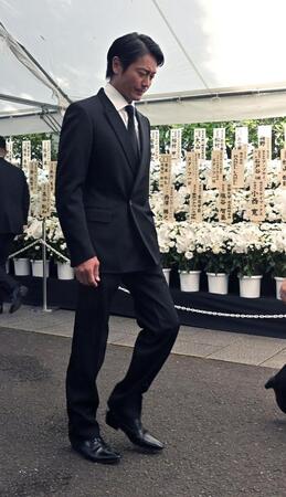 　告別式に参列する永井大（撮影・持木克友）