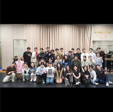 　韓国・舞台制作会社ＳＨＯＷＮＯＴＥの公式Ｘ＠ｓｈｏｗｎｏｔｅより　舞台「恋におちたシェイクスピア」集合ショット　最前右から２番目がソン・ヨンギュさん