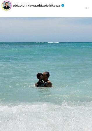 息子の新之助を抱きしめる市川團十郎。インスタグラム＠ｅｂｉｚｏｉｃｈｉｋａｗａ．ｅｂｉｚｏｉｃｈｉｋａｗａより