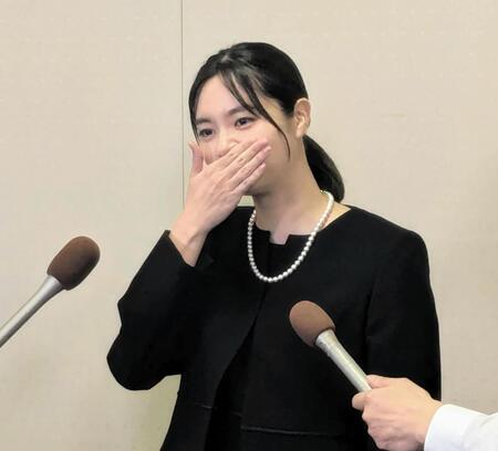 　ケイダッシュ・川村龍夫会長の告別式で報道陣の取材に応じる新川優愛