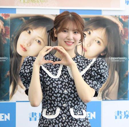 　ポーズを決めるＳＫＥ４８の菅原茉椰