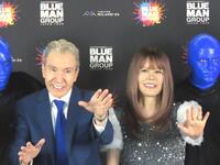 　「ブルーマングループ２０２５新宿公演」にゲスト観客として登場した　デーブ・スペクター（左）と京子スペクター夫妻